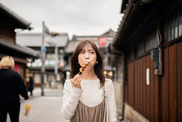 川越の観光地を散策する女性
