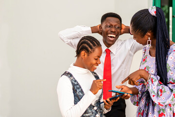 Obraz premium A couple of people discussing technology solutions in an African setting