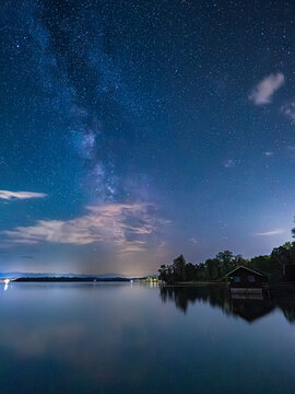 Sternenhimmel mit Milchstraße über dem Starnberger See, Bayern, Deutschland