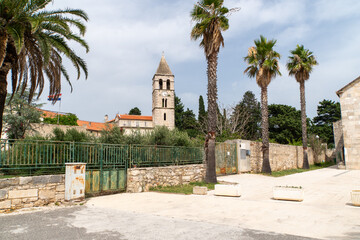 Blick auf eine Kirche auf der Insel Vis