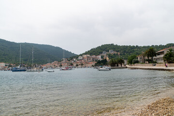 Fototapeta na wymiar Blick auf kroatische Insel mit Segelbooten