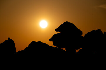 Steine im Vordergrund mit Sonnenuntergang im Hintergrund