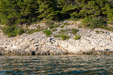 Teile einer Steinküste am Meer