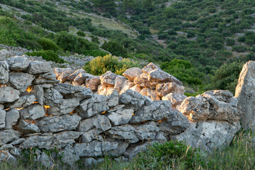 Steinewände auf einer kroatischen Insel
