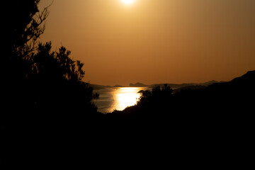 Fototapeta na wymiar Sonnenuntergang von einer kroatischen Insel mit Blick aufs Meer