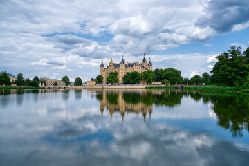 Fototapeta na wymiar See und Ansicht des historisches Schloss in Schwerin