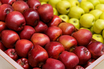 Fototapeta na wymiar Showcase with red and green apples. food market