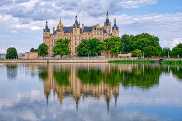 Fototapeta na wymiar See und Spiegelung des historisches Schloss in Schwerin