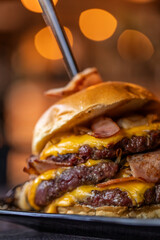 Hamburguesa con tocino y queso 