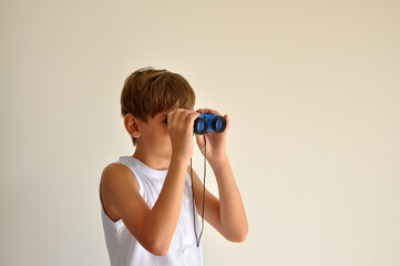 menino segurando bin&oacute;culo olhando para algo an&uacute;ncio ou promo&ccedil;&atilde;o