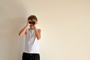 menino segurando binóculo olhando para algo anúncio ou promoção