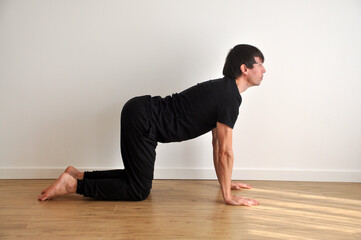 homem fazendo relaxamento, pose de yoga, alongamento e exercício corporal e mental , saúde e paz  - obrazy, fototapety, plakaty