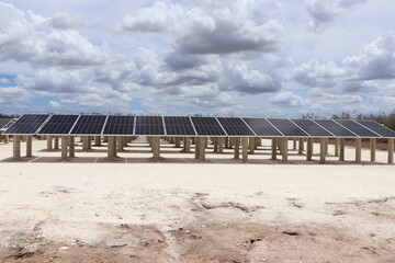 Paneles solares para hacer funcionar bombeo para riego © Jose