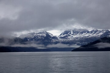 Fototapeta na wymiar Berge am Prince William Sound in den Wolken