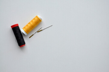 bobina de fios com agulhas com espaço para texto 