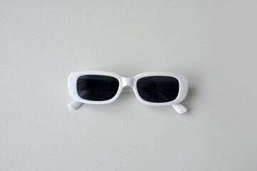 óculos estiloso em fundo branco 