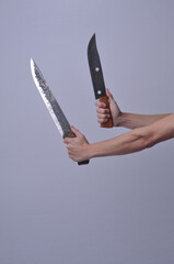 mãos segurando facas 