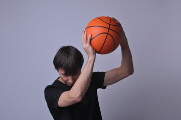 homem esportista educador fisíco segurano bola de basquete