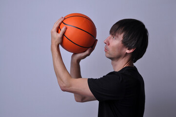 homem esportista educador fisíco segurano bola de basquete
