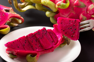 ドラゴンフルーツ　(赤肉)　ベトナム産