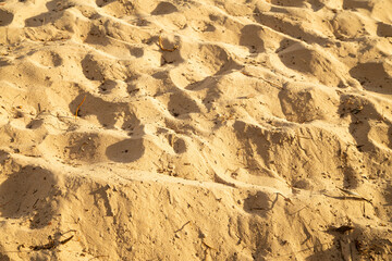Areia da praia do nordeste brasileiro em close up. Sombras laterais em dia muito ensolarado.