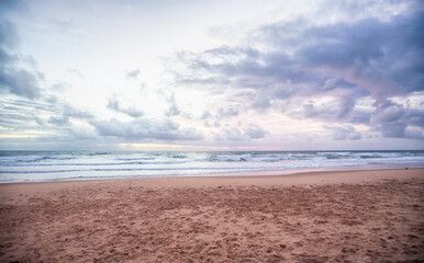Obraz premium Horizonte do mar em praia deserta de Taipu de Fora, no litoral da Bahia, no nordeste Brasileiro. Densas nuvens em céu colorido no amanhecer do dia. 