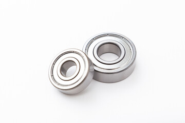 白背景のボールベアリング
