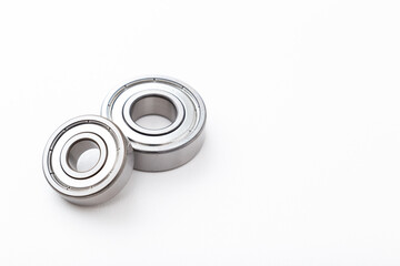 白背景のボールベアリング