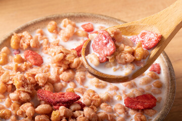 ストロベリーグラノーラ