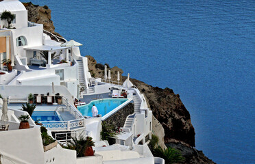 Casas com piscina na Ilha de Santorini. Grécia.