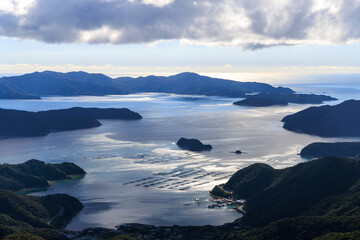 小さな湾と海面に反射する太陽の光