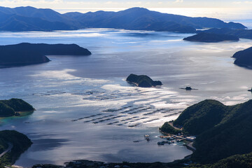 小さな湾と海面に反射する太陽の光