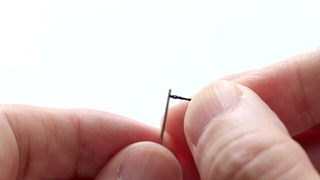 針穴に糸を通す