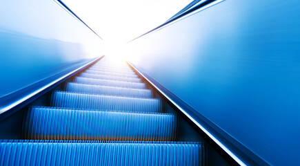 Obraz premium Looking to top of modern escalator, blurred motion