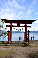 湖のほとりの鳥居