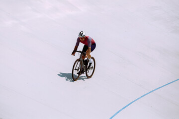 Naklejka premium Cyclist training on the cycle track.