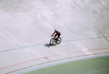 Naklejka premium Cyclist training on the cycle track.