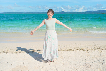 Fototapeta na wymiar 沖縄のビーチでバカンスを楽しむ女性