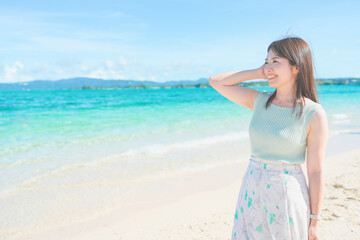 Fototapeta na wymiar 沖縄のビーチでバカンスを楽しむ女性