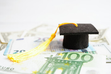 Graduation gap hat on US dollar banknotes money, Education study fee learning teach concept.