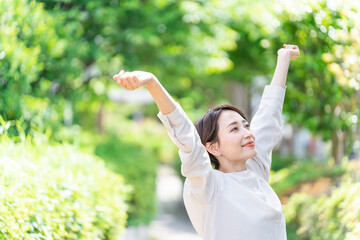 ストレッチして深呼吸する女性