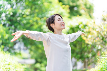 ストレッチして深呼吸する女性