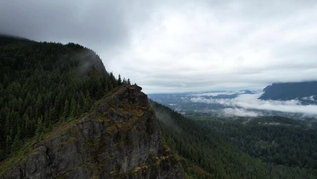 Explore Rattlesnake Ridge in Seattle's Snoqualmie town. Aerial drone flight captures the peak's beauty and panoramic views in stunning 4K.