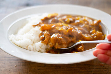 カレーライスを食べる