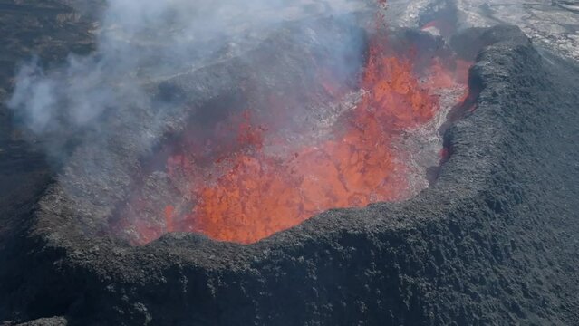 Volcan en erupci&oacute;n desde punto de vista a&eacute;reo en camara lenta