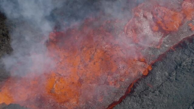 Volcan en erupci&oacute;n desde punto de vista a&eacute;reo en camara lenta
