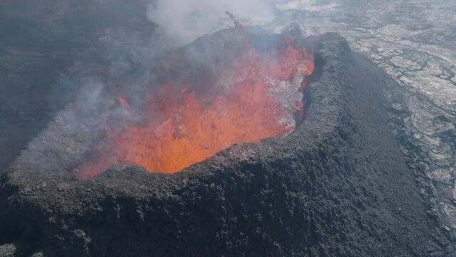 Volcan en erupci&oacute;n desde punto de vista a&eacute;reo en camara lenta