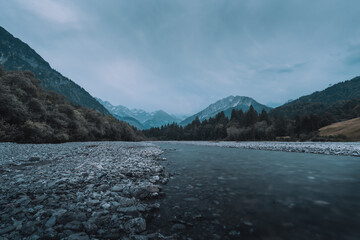 Ein Fluss in den Bergen