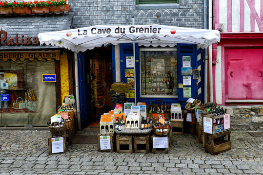 local store with regional products and souvenirs, old town of Honfleur, Calvados, Normandy, France, Europe