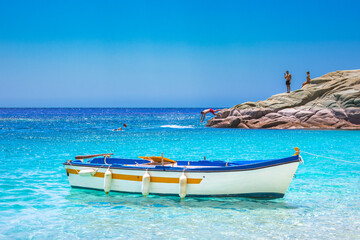 Obraz premium Beautiful sunny coast view to an amazing paradise holiday bay with crystal clear blue water sandy beach, Seychelles, Ikaria island, Greece.